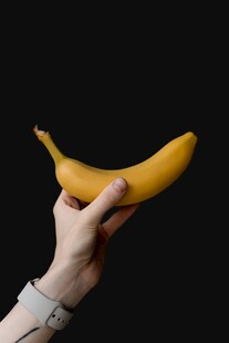 手持黄色香蕉特写