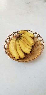 竹篮中的黄嫩香蕉