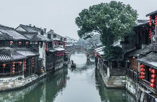 江南水乡古巷中的静谧景致