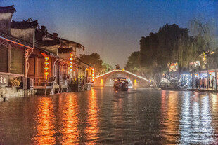 江南水乡夜景古桥映灯火