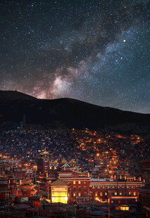 山城璀璨夜景与浩瀚星空