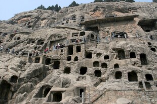 壮观石窟崖壁景象