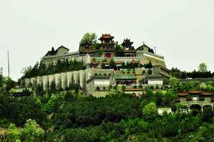山上的中式建筑群