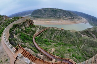 俯瞰壮丽长城与广袤山河