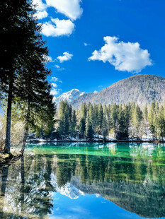 湖畔山林美景