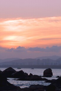 海边日落时的礁石美景