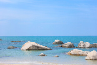 海边浅滩的嶙峋大石