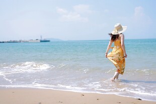 海边漫步的优雅女士