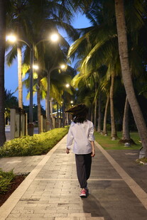 夜晚一人漫步林荫小道