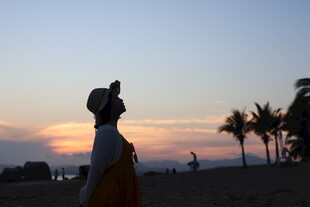夕阳下的浪漫海边情侣