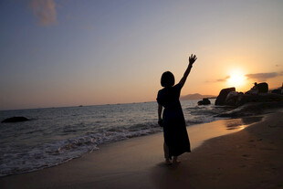 海边夕阳下的单人剪影