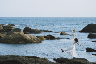 海边女子优雅起舞