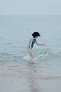 海边少女踏浪嬉戏