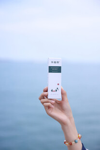 手持卡片于海边的惬意时刻