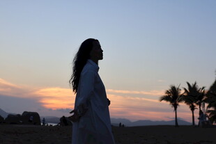 夕阳下的女子剪影