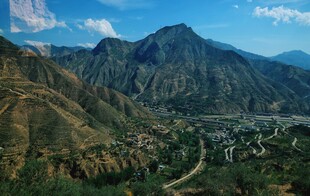 壮丽山景俯瞰图