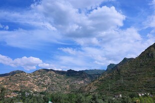 蓝天白云下的秀丽山峦