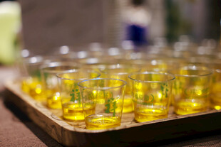 托盘上的黄色液体玻璃杯