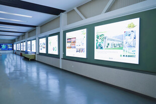 走廊墙面的大型宣传展示屏