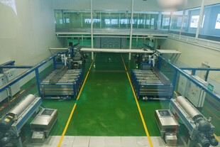 现代化工厂内部生产线场景
