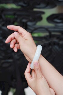 佩戴玉镯的手部特写