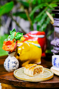 中式美食与可爱摆件组合