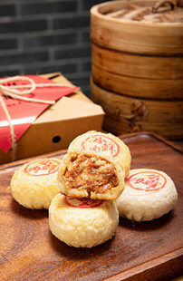 传统美味月饼摆放在木盘上