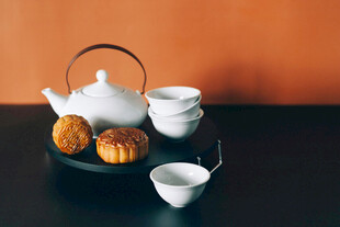 中式茶具与点心组合