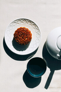 中式茶点与茶具组合
