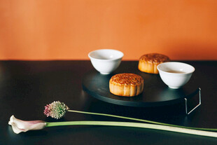 中式茶点与雅致插花