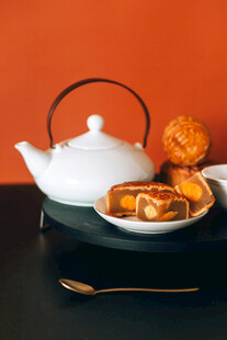 白色茶壶配精致茶点