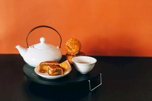中式茶具与点心组合