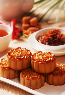 美味传统月饼摆放在盘