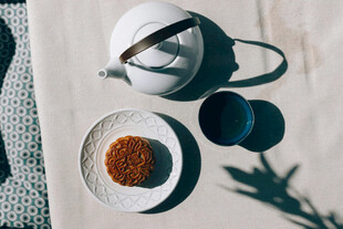 简约茶具与点心的闲适场景
