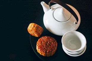 中式茶具与糕点组合