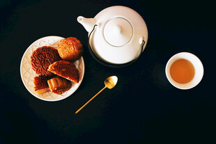 精致茶点与茶具组合