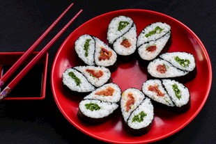 红色盘中的美味寿司拼盘西餐美食