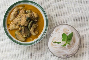 咖喱鸡肉配清新米粉西餐美食图片