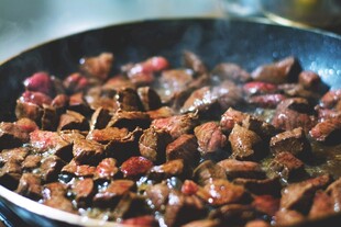 锅中烹饪的美味肉块