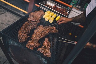 户外烧烤美味肉类与玉米