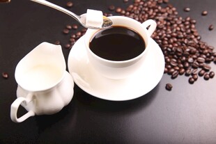 一杯黑咖啡与咖啡豆组合