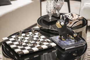 精致棋盘与摆件组合
