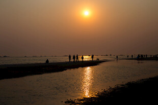 夕阳下的海边漫步场景