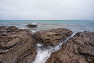 海边嶙峋礁石与翻涌海浪