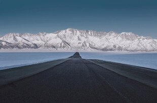 雪山下的孤独公路