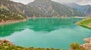 高山碧湖美景