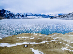 壮丽高原湖泊雪景风光