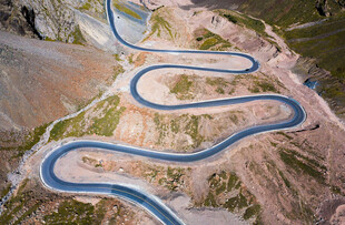 蜿蜒山间公路航拍景象