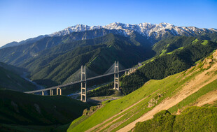 山间高架桥壮美自然景观
