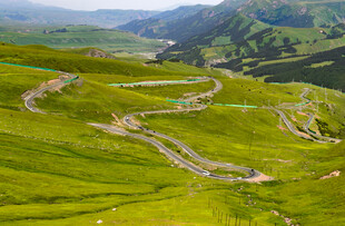 山间蜿蜒公路绿野风光
